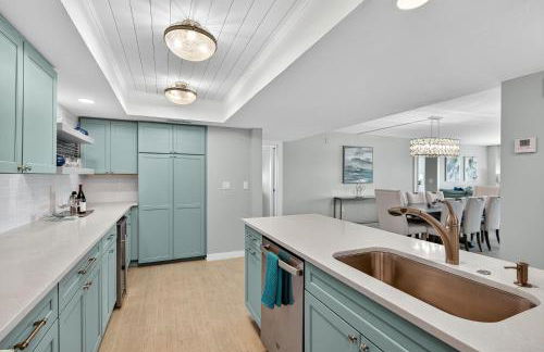 Renovated direct oceanfront condo with spacious balcony, heated pool, and garage parking - Foto 10