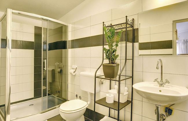 Superb Modern Villa With Pool, Large Fenced Yard Near the Beach - Foto 17