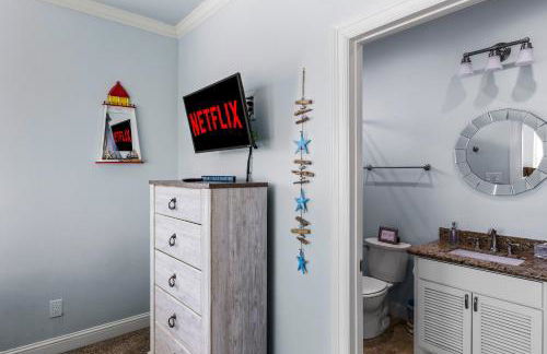 Beachfront Hideaway! Luxury Beachfront, SwimSpa, Game Room, Firepit by Bolivar Vacations - Foto 58