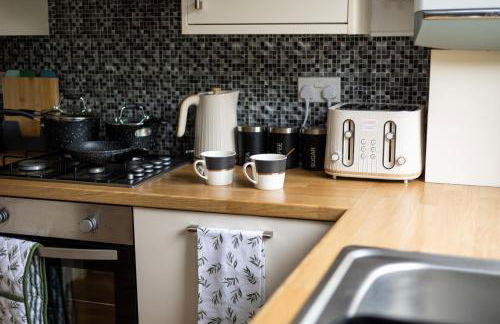 Greenwood by Alt-Stay - 4 Bed 2 Bath Home - Parking, WiFi & Smart TV In All Bedrooms - Contractors & Relocations - Weekly & Monthly Rates - Foto 16