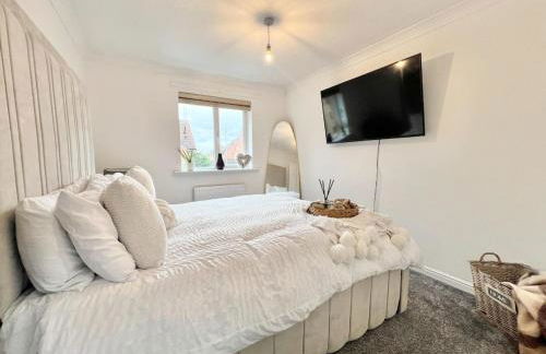 Contemporary 4-Bed home for Contractors & Families - Foto 6