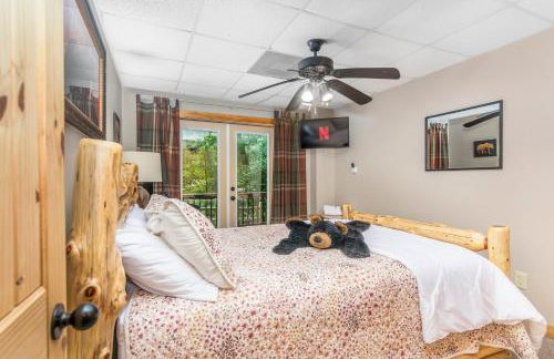 Amazing Creek View Cabin w/ Hot Tub, Firepit & Pool Table - Foto 63