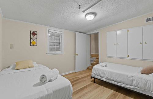 The Mid-Century Hub Close to Everything - Photo 9