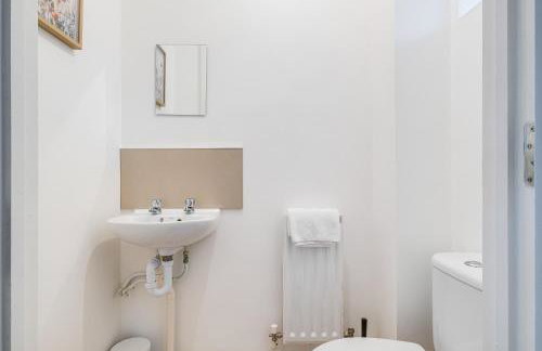 Modern & comfortable 4 bed house - Photo 8