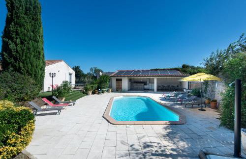 Villa l'ESTEL charme provençal, 15 pers, piscine privée & aire de jeux, au coeur du triange Arles-Avignon-Nîmes - Foto 2
