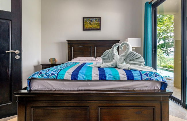 Nostalgic Retro Home on Luxurious Lot with a Private Infinity Pool and Ocean Views - Photo 3