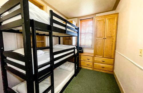 Charming School House with Large Pool - Foto 24