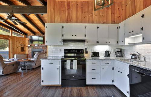 RoundTop Chalet - Hot Tub, Fire Pit & Mountain Views near Killington & Okemo - Foto 26