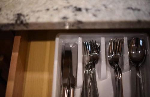 HostWise Stays - The Larryville - Amazing Bathroom, Perfect Location, Custom Build - Foto 35