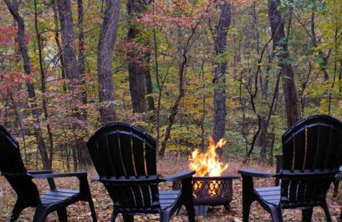 Secluded Retreat w Hot Tub, FirePit & Pool Access - Foto 4