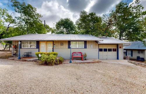 Hill Country Retreat - 1BR Cabin w Nature Views - Photo 1