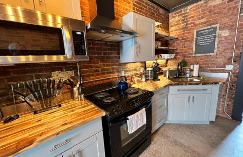 Historic, Stylish Getaway 2 blocks from Waterfront - Foto 7