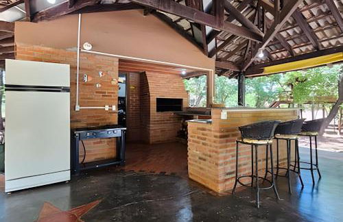 Charme de um típico chalé de campo com lareira. - Foto 38