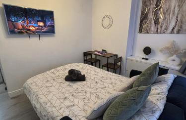 Stylish one bed apartment with off road parking - Photo 10