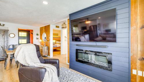 Walk to Winema Road Beach Home with Hot Tub! - Foto 4