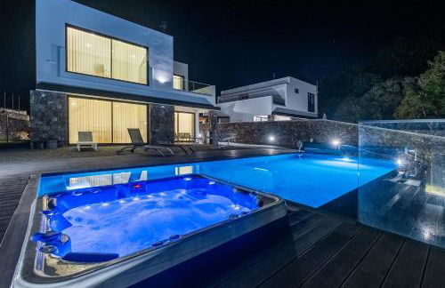 Lotus House - Heated Pool & Jacuzzi near the Beach - Photo 69