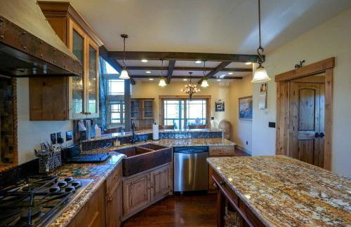 Scenic Mountain Cabin with Creekside Deck & Outdoor Fireplace near North Meadow Creek, Montana - Foto 15