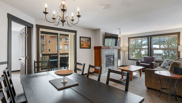 CENTRALLY Located 3-Br Home | TRUE Ski In/Out | FREE access to Pools & Hot Tubs - Photo 5, Room