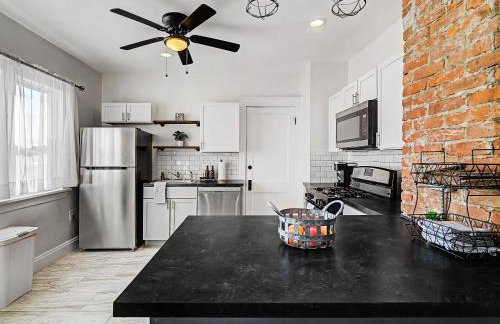 Modern & Cozy 2BR Retreat Near West Blvd - Foto 20