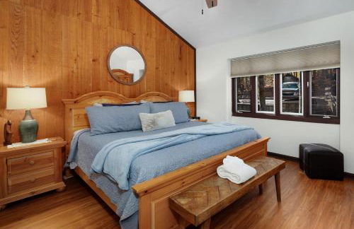 Chicadees Lake Lookout - A wood-burning fireplace, beautiful lake views, king and queen bedrooms, deck dining, and easy access t - Foto 22