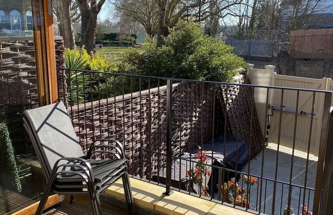 Fulham 2-bed Apt w/ South Terrace Near Tube - Photo 14