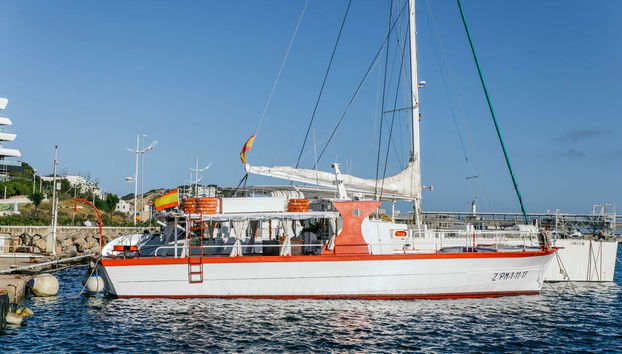 Barco de madeira ancorado