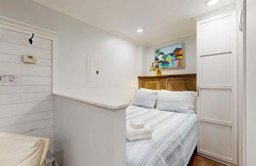 Charming Condo with Central AC, Washer/ dryer, and Full Kitchen - Photo 4