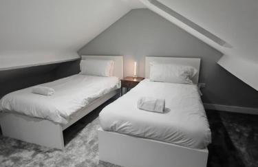 Bright 4BR Home, Outdoor Garden, Easy Parking - Foto 15