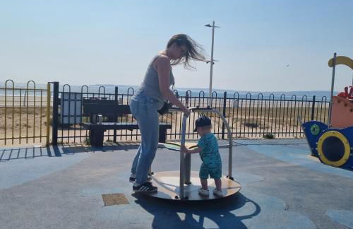 Beach View Couples Retreat Aberavon Beach Direct Seafront panoramic Sea Views large driveway parking - Photo 16