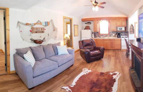 Lakeside Retreat - Romantic Cabin - Resort Pool, Dock, Fire Pit! - Foto 1