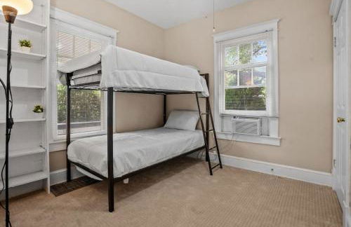 Entire Spacious Home Near DC - Photo 16