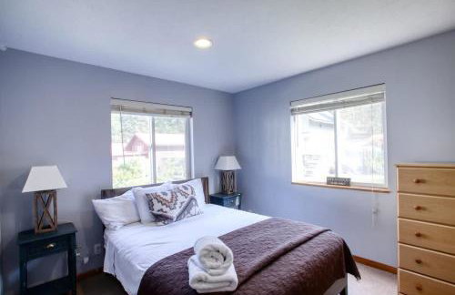 Twin Lakes Waterfront Retreat with Private Dock Fire Pit And Family Friendly Space - Foto 22