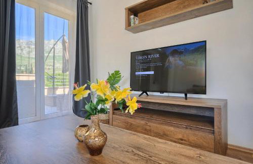 Romantic retreat private jacuzzi and mountain views Split area - Photo 18