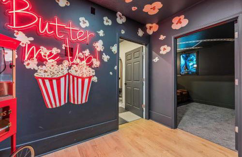 Newly Renovated Luxe Home near Asheville | Pool, Hot Tub, Theater & Games! - Foto 22