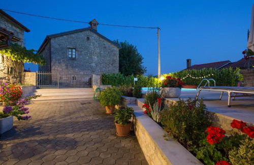 Captain's Villa with Swimming Pool - Photo 3