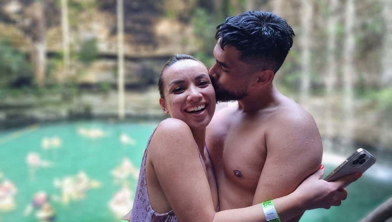Casal apaixonado em um dos cenotes de Homún