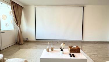 REGENCY - Exklusive zentrale 45m2 Wohnung mit Balkon, WiFi und Netflix - Foto 2