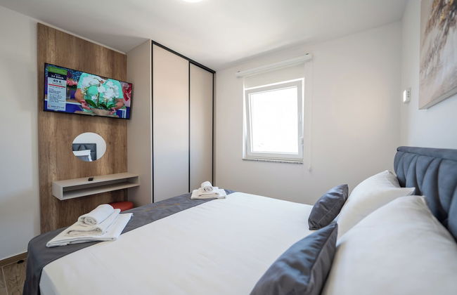 Poolside Hideout Apartments - Photo 19