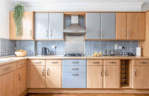 2BR Cottage and Parking, 10 Mins to Windsor - By Tempstay - Foto 14