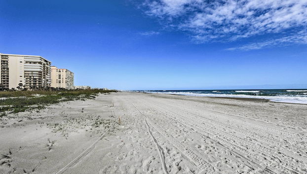Sunny Cocoa Beach Condo with Balcony and Pool Access - Foto 3, Interior