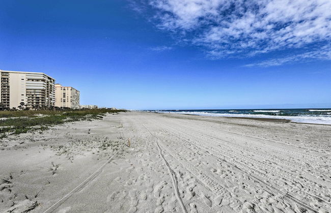 Sunny Cocoa Beach Condo with Balcony and Pool Access - Foto 3