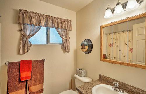 Cabin with Backyard Space - half Mi to Trinity Lake! - Foto 9