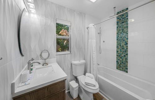 Stunning Gem Home w Heated Salt Pool & Game Room - Foto 60