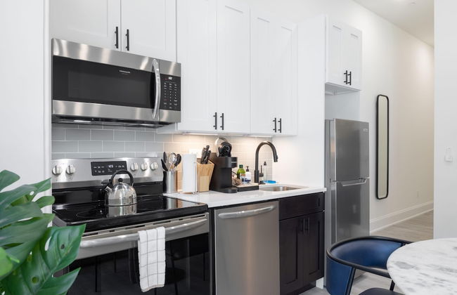 Sosuite Window Wall 1BR Apt w W D Desk - Photo 10