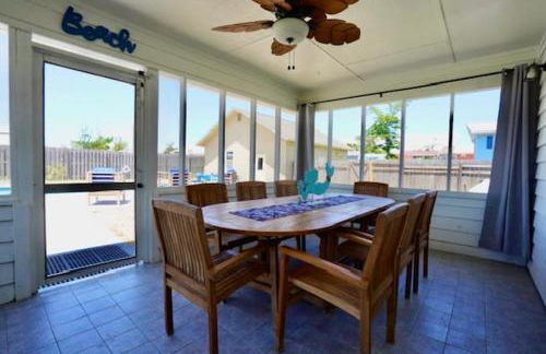 Southern Mermaid Cottage- Pet Friendly Fenced - Photo 29