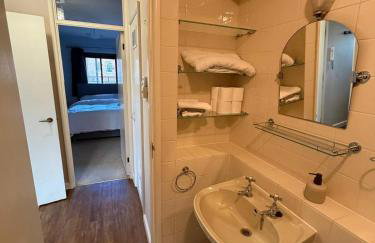 Elegant 1-Bedroom Flat With Stunning Thames views - Photo 6