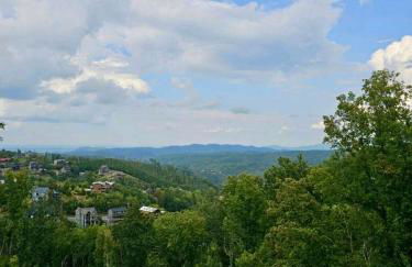 Charming A-Frame Cabin w Hot Tub & Mountain Views - Foto 20