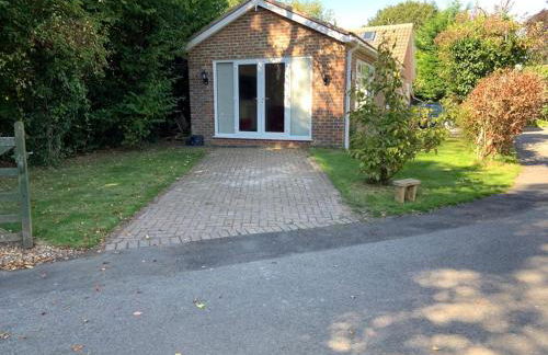 2BR Bungalow with Parking - Sunbeam Haven - Foto 12