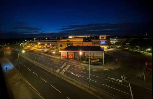 Modern 2 Bed Flat with parking Next to Basildon Station - Foto 8