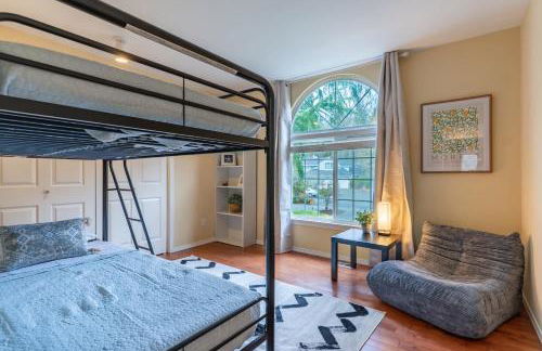 Spacious & Serene 6-Br Family Retreat in Kirkland - Photo 47